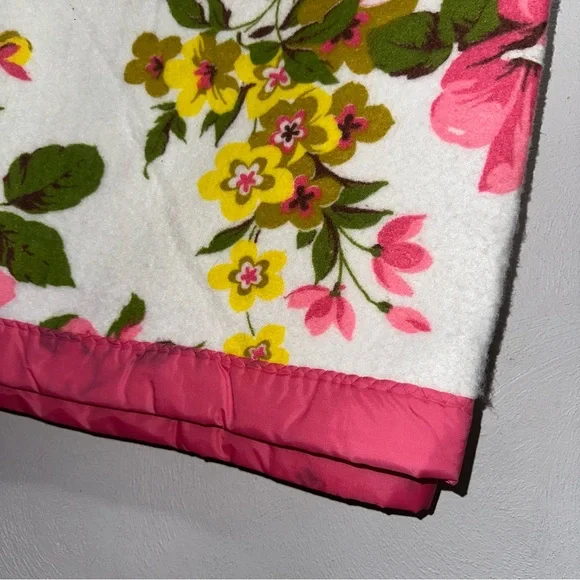 NWT Vintage Floral 72”x90” Blanket